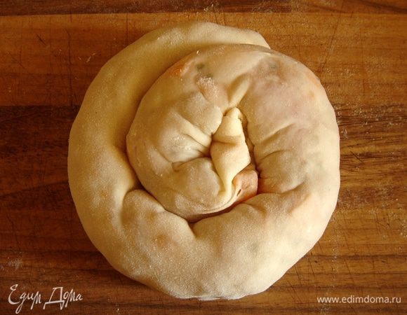 Аккуратно свернуть тесто в рулет,затем улиткой. 