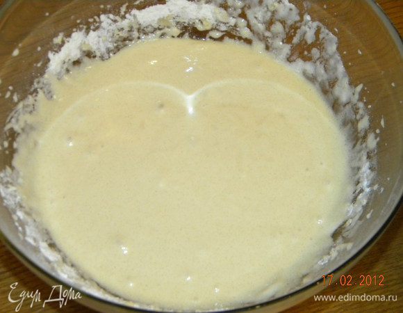 В большой чашке смешиваем муку, сахар, разрыхлитель, соль, желтки, масло, воду и ванильный сахар. Перемешиваем при помощи миксера до однородности.

