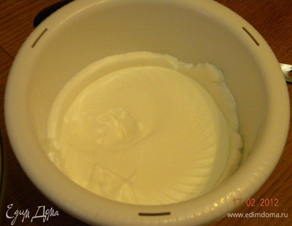 В отдельной посуде взбиваем холодные белки с лимонной кислотой до устойчивых пиков.