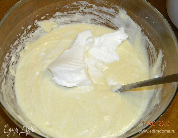 Аккуратно добавляем белки в нашу смесь и перемешиваем ложкой до однородности.