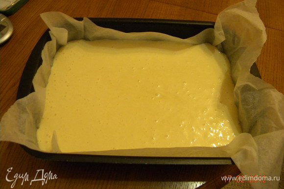Выстилаем форму пекарской бумагой. Выкладываем в нее тесто. И выпекаем в духовке, разогретой до 180 градусов в течение около часа.
