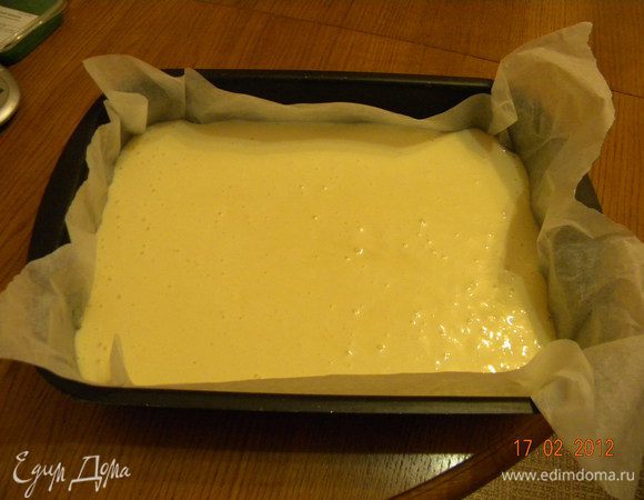 Выстилаем форму пекарской бумагой. Выкладываем в нее тесто. И выпекаем в духовке, разогретой до 180 градусов в течение около часа.