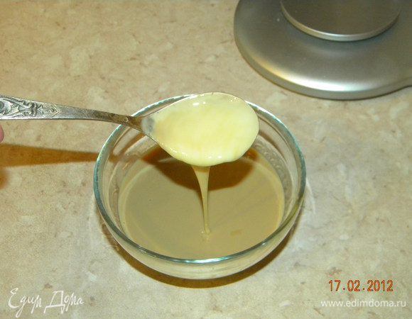 Бейлиз, сгущенку и воду смешиваем.