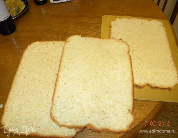 Бисквит режем на три части