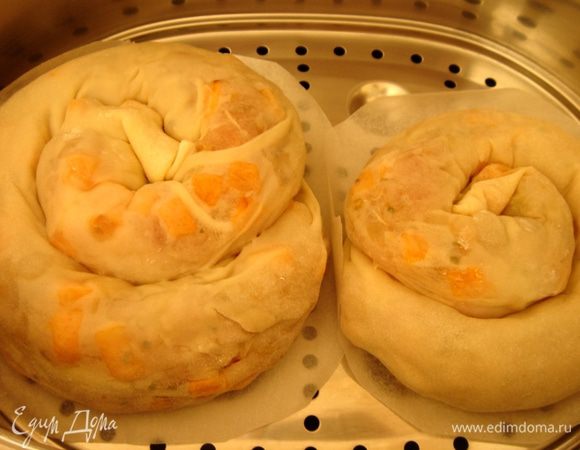 Под каждую баницу положить листок пергамента и поместить её в пароварку с кипящей водой.