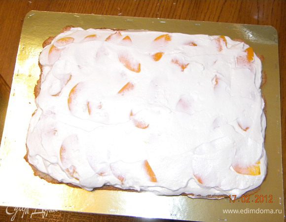 Пропитываем, промазываем, кладем персики, промазываем...