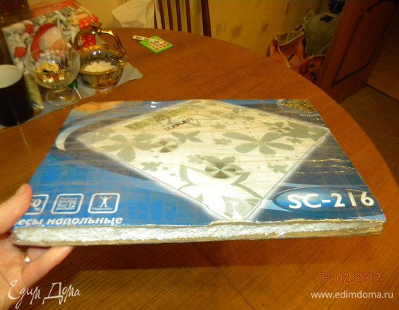 ...кладем второй корж, пропитываем, промазываем, апельсины, крем, корж, пропитка. Ставим в холод, лучше на ночь. А сами тем временем мастерим верхнюю часть)) Я в этот раз делала (с помощью мужчин своих) ее несъедобную из пенопласта, коробки из-под весов, скотча и обматывала пленкой пищевой...