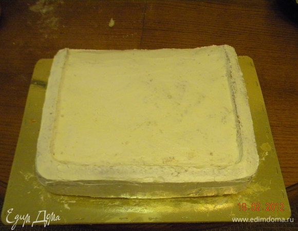 Вырезаем под них углубление и промазываем кремом под выравнивание. Охлаждаем, сглаживаем неровности.