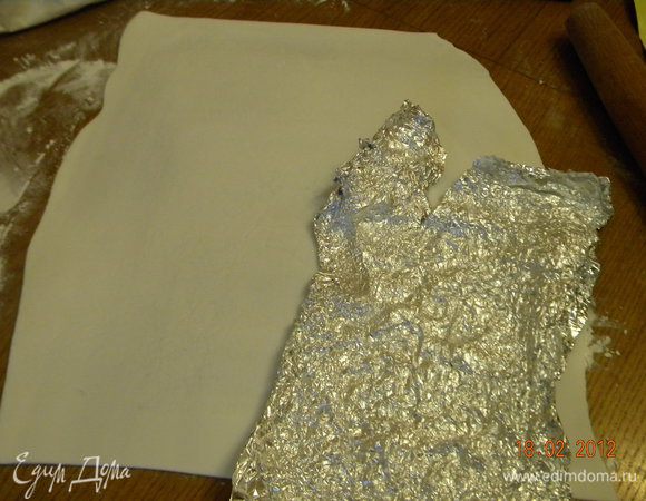 Раскатываем нашу мастику (у меня покупная белого цвета только была, это ошибка вторая, т.к. пришлось красить сверху, а мне так не нра! лучше шокомастика или покупная коричневая...) Затем берем фольгу, мнем ее, кладем на мастику и прокатываем скалкой, чтобы придать текстуру кожи.