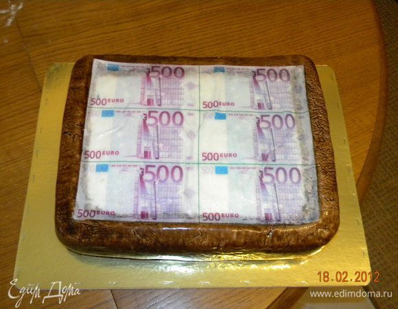 Затем второй слой, в середине водкой для липкости и положила деньги (это третья ошибка, они пропитались краской и стало некрасиво). Сверху я их покрыла нейтральным гелем покупным, хотя тоже можно было оставить без этого, чтобы они не потеряли форму...