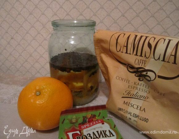 и так..готовим емкость..она должна быть обязательно сухой...
выливаем водку...
снимаем шкурку апельсина..как можно тоньше..чтобы не было белой шкурки(она даст горечь)
добавляем сахар,кофе, гвоздику...
закрываем крышкой и ставим в холодильник на !3 мес.!иногда можно взбалтывать..но я как ставлю..и забываю..вспоминаю..когда приходит время его употреблять..обычно готовим его на какие-то мероприятия!
