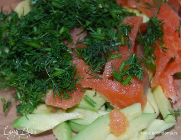 Приготовим начинку,нарезав тонкой соломкой авокадо,рыбу и мелко измельчив укроп.
