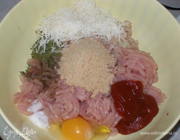 Все ингредиенты смешайте кроме оливкового масла и томатного соуса.