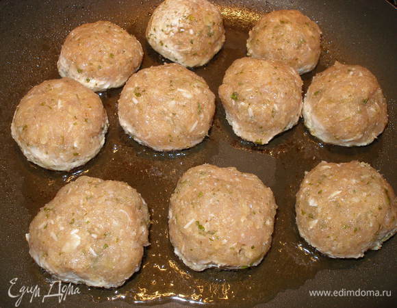 Сформируйте фрикадельки и слегка обжарьте их на оливковом масле с обеих сторон.