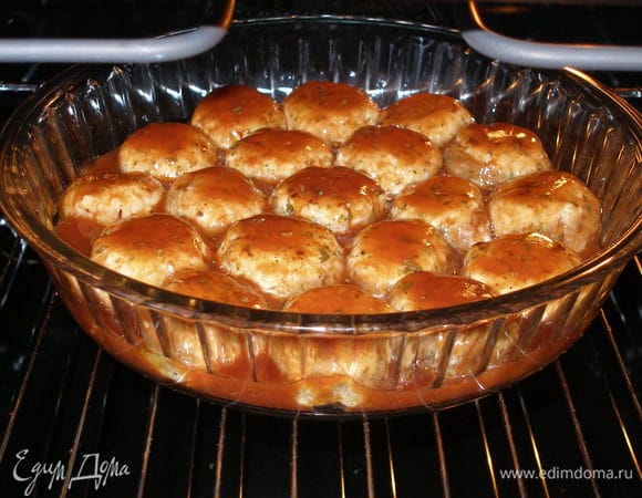 Выложите в форму, залейте томатным соусом и запекайте в духовке 10–15 минут при 200°C.