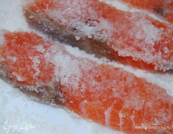 и хорошенько присыпала смесью соли и сахара,отправив на ночь в холодильник.