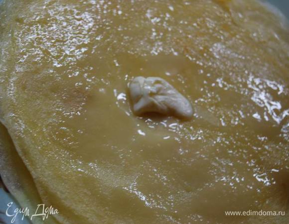 Горячий блин смазываем кусочком сливочного масла (я люблю ЩЕДРО!)