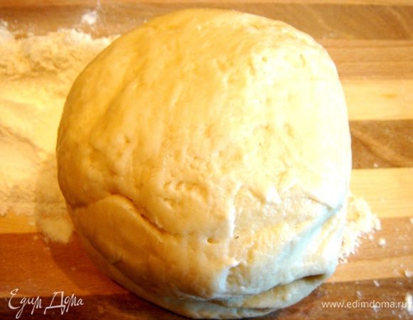 Из всех ингредиентов замесить тесто и оставить расстаиваться на 30 минут.Можно добавить в тесто небольшое количество морковного,свекольного или шпинатного сока.Будет красиво!))) 