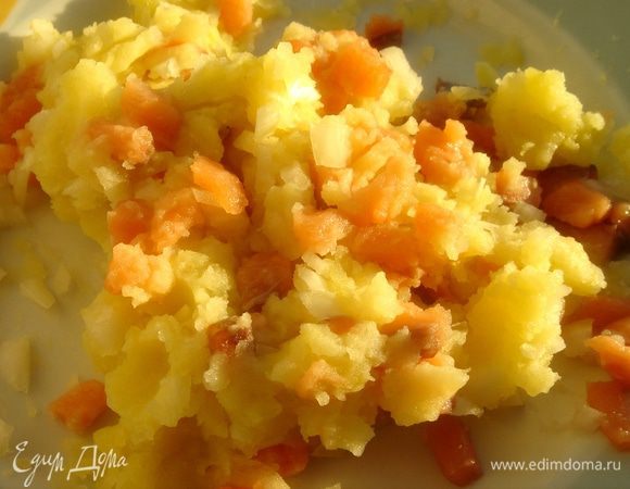 Картофель очистить,отварить и размять в пюре.Филе лосося и лук нарезать на мелкие кубики.Чеснок раздавить ножом и мелко порубить.Смешать фарш,посолить,поперчить.