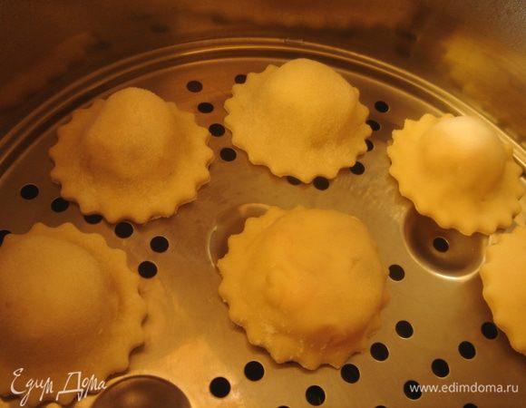 Смазать чашу пароварки растительным маслом.Выложить равиоли в пароварку с кипящей водой.Варить около 10 минут.