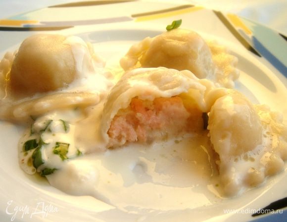 Готовые равиоли подать со сливочно-лаймовым соусом.Для этого хорошо прогреть и немного уварить сливки.Добавить сыр,цедру и соль.Равиоли с соусом присыпать резаным зелёным луком.Приятного аппетита!