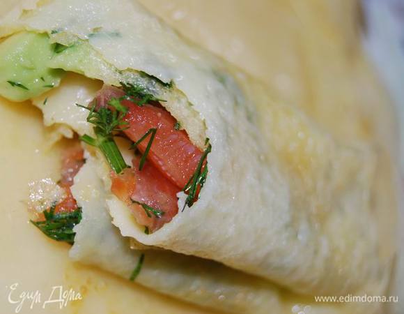 Сворачиваем блин быстро-быстро,потому что это будет очень вкусно-вкусно!:)