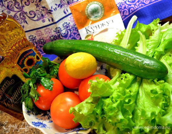 Салат.
Нарезаем 4 помидора,огурец,листья салата,зелень петрушки.
Цедру лимона натереть на мелкой тёрке.
