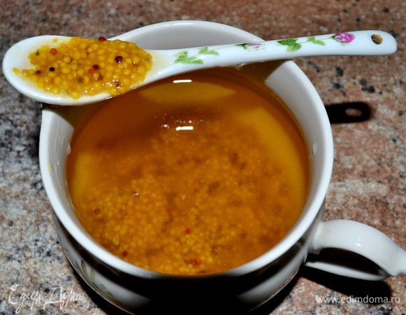 В стакан налить масло подсолнечное(ароматное)100мл. в него добавить сок лимона(половинку),добавить зернистой горчицы,перемешать и полить этим соусом салат.