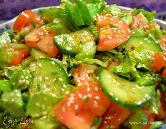 Перемешать овощи и посыпать кунжутными семечками.
Салат хорошо подать к рыбе.