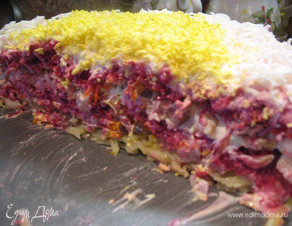 1й слой картошка 2ой слой селёдка 3ий слой лук 4ый морковка майонез на перепелиных яйцах использую.. 5ый слой свекла 6ой слой яйца майонез на перепелиных яйцах использую.. и так чередуем слои.... Я сразу слои овощей тру в салатник,так нежней и вкусней получается шуба. Последний слой свеклы майонезом и украшаем тёртым яйцом. А селёдку для шубы делаю так:чищу на филе ,добавляю приправы для рыбы,зелень,чуть сах.песка,уксус немного,добавляю наше ароматное подсолнечное масло,режу полукольцами лук и оставляю на день.И только потом нарезаю в слои в шубу.. Делала в съёмной форме для торта) Очень эффектно салаты слоёные смотрятся когда обруч снимаешь с формы!!!