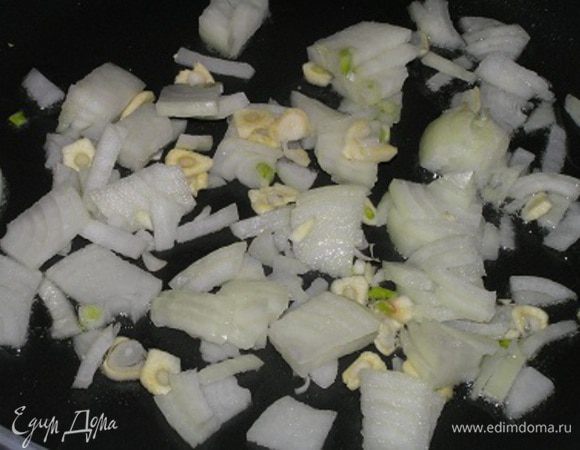 Лук и чеснок нарезать, обжарить на растительном масле.