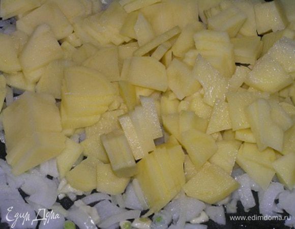 Добавить нарезанный картофель, обжарить на среднем огне до мягкости (но не до хрустящей корочки)