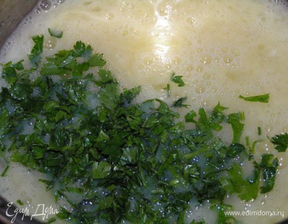 Взбить яйца, добавить петрушку,