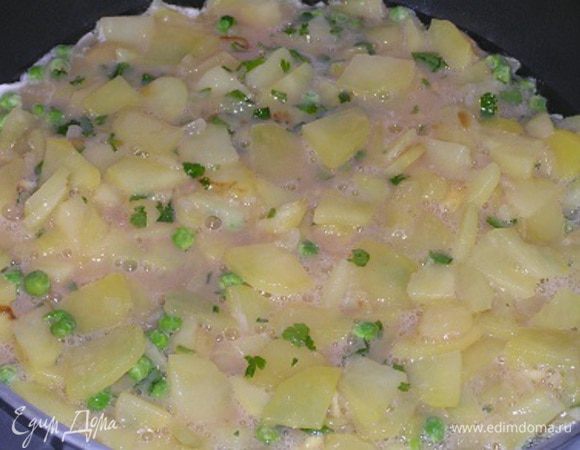 В сковороде разогреть растительное масло, выложить яично-картофельную массу, 