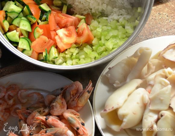 Кальмар 500гр-отвариваем 3-5мин.режем соломкой
креветки 350гр.
помидоры 3шт
огурцы 2шт.
яйца 2шт.
стебли сельдерея 2ш-мелко покрошить
рис 400гр.отварного.
Ингредиенты на салат нарезаем,перемешать и заправить соусом.