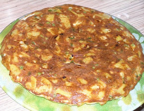 Затем сковороду накрыть большой тарелкой и перевернуть,