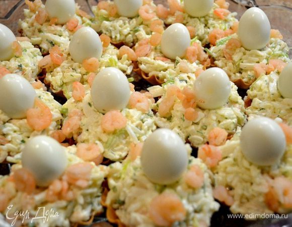 Отвариваем очищенные тушки кальмара мин.3-5 и нарезаем мелкой соломкой,затем креветки пару мин.,отвариваем рис,нарезаем зелень,яйца трём на крупной тёрке соломкой,смешиваем все ингредиенты.Роль ракушки выполняет тарталетка..наполняем её салатом,сверху ставим очищенное перепелиное яйцо-это и есть наша -ЖЕМЧУЖИНА!!)Украсить сверху креветками(не все в салат добавлять-оставьте на украшение).
Наполнять салат в тарталетки желательно перед подачей,чтоб они сохранили вкус-хрустяшки)
Ваши гости оценят такой салатик!!!!