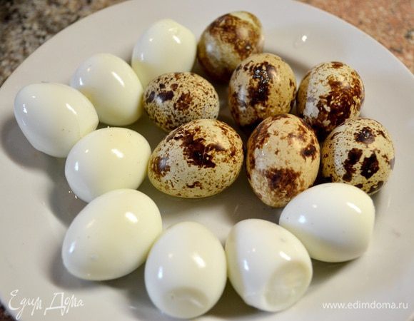 Чтоб легче было чистить перепелиные яйца добавляйте соль при варке.