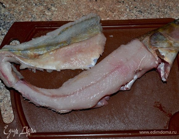 Берём судачка,чистим от чешуи,отрезаем плавники,промываем рыбу,делаем надрез вокруг головы и с помощью тонкого ножа начинаем снимать шкуру как носок,чистим от внутренностей,отделяем филе от костей.