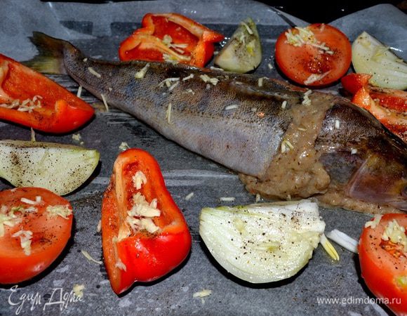 Наполняем голову и шкурку готовым фаршем,смазываем маслом и выкладываем на противень(я на пергамент),добавить порезанный помидор,лук,красн.болг.перец-посыпать солью,чёрным молотым перцем.