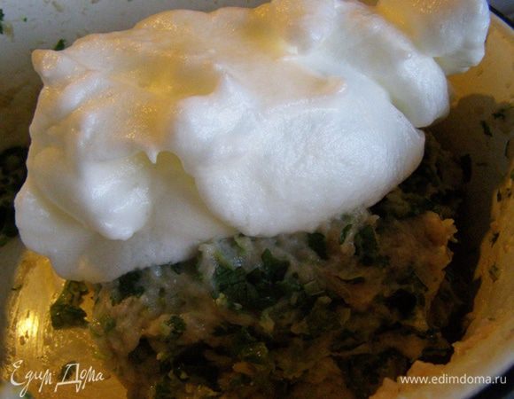 Белок взобьем, добавим к фаршу