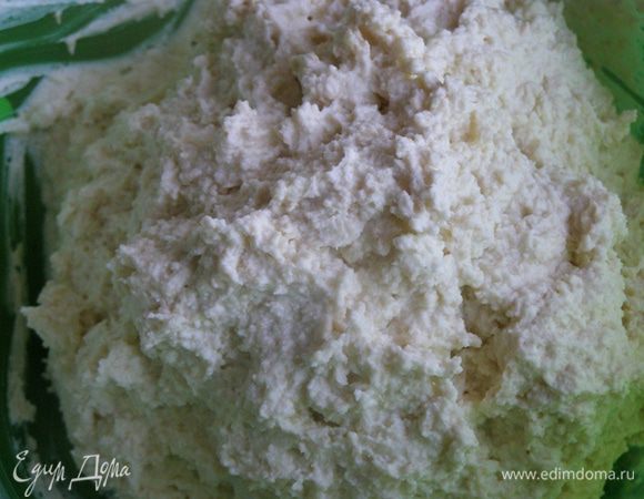 Из творога, яиц, соли, разрыхлителя и молотых овсяных хлопьев замесим тесто