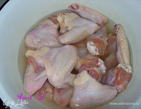 Растворите в миске с водой соль и сахар. Положите в миску куриный крылышки и оставьте их мариноваться на 30 мин.