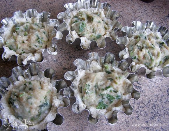 В каждую корзинку выложим по 1,5 ст ложки фарша (около 110 г)