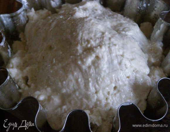 Из оставшегося теста сформуем крышечки и закроем сверху фарш. Корзиночки смажем молоком