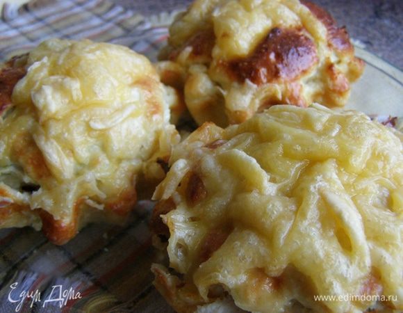 Выпекаем в предварительно разогретой до 200 градусов духовке первые 20 минут при 200 градусах, далее 10 минут при 230-240 градусах до красивого колера. Можно за 10 минут до окончания посыпать корзиночки тертым сыром