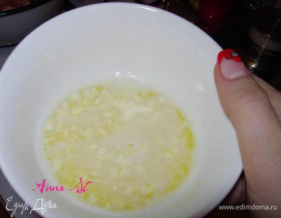 Разогрейте духовку до 200С. Выложите крылышки на противень и запекайте в течение 20 мин. Затем переверните, увеличьте температуру до 220С и продолжайте запекать до золотистого цвета еще 20 минут. Тем временем приготовьте чесночное масло: растопите сливочное масло, добавьте в него измельченный чеснок.