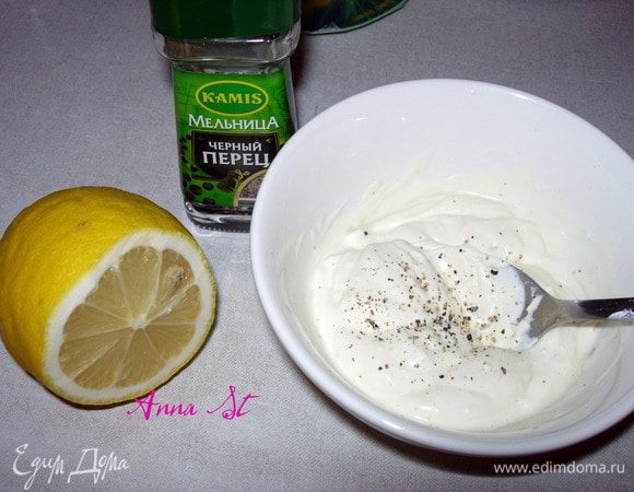 Подавайте крылышки со сметанный соусом (сметана+молотый перец+лимонный сок)
