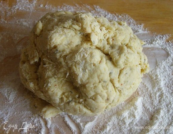 Яйца взобьем с молочным напитком. Вольем в смесь сухих ингредиентов. Замесим тесто. Если тесто покажется слишком сухим, то добавим еще немного молочного напитка. Важно не перемесить тесто, иначе сконы получатся грубыми