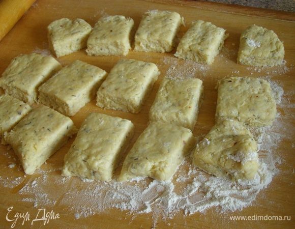 Тесто раскатаем в пласт толщиной не менее 2,5 см. Секрет хорошо поднявшихся сконов в том, чтобы они начали подниматься от толщины не менее 2,5 см. Разрежем на 12-15 квадратов-прямоугольников